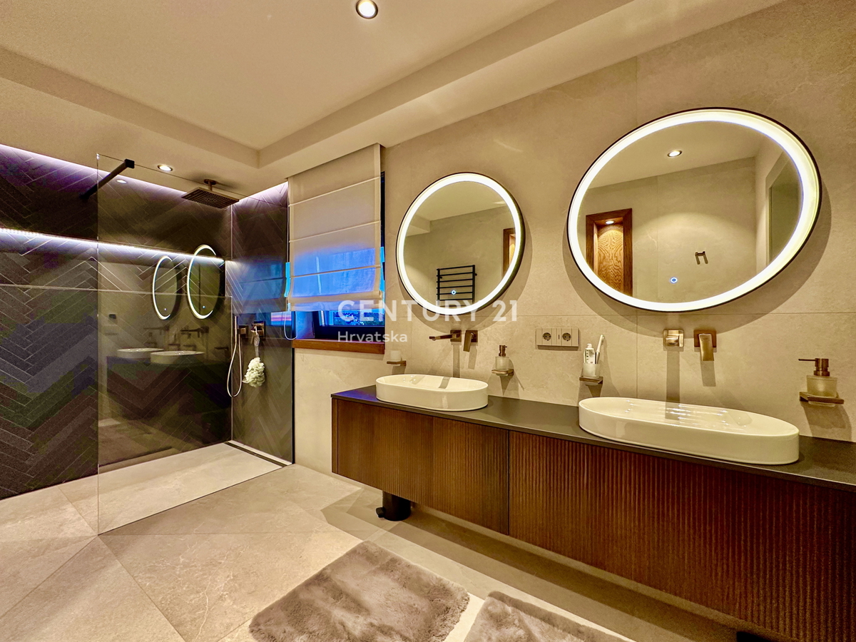 POREČ, OKOLICA - EKSKLUZIVNA VILA S PANORAMSKIM RAZGLEDOM NA MORJE