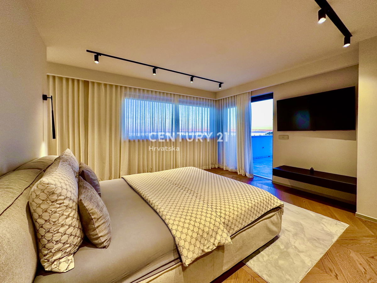 POREČ, OKOLICA - EKSKLUZIVNA VILA S PANORAMSKIM RAZGLEDOM NA MORJE