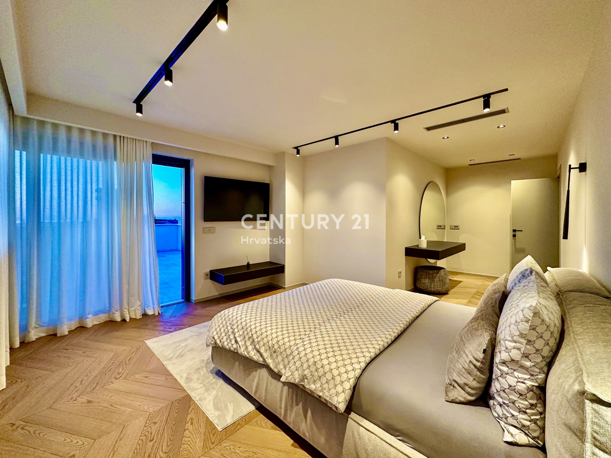 POREČ, OKOLICA - EKSKLUZIVNA VILA S PANORAMSKIM RAZGLEDOM NA MORJE