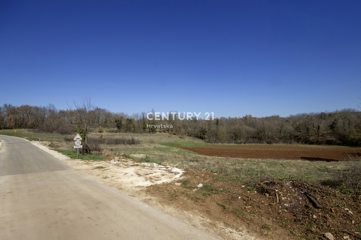 POREČ, 15 KM, GRADBENO ZEMLJIŠČE S PROJEKTOM ZA ČUDOVITO MEDITERANSKO HIŠO