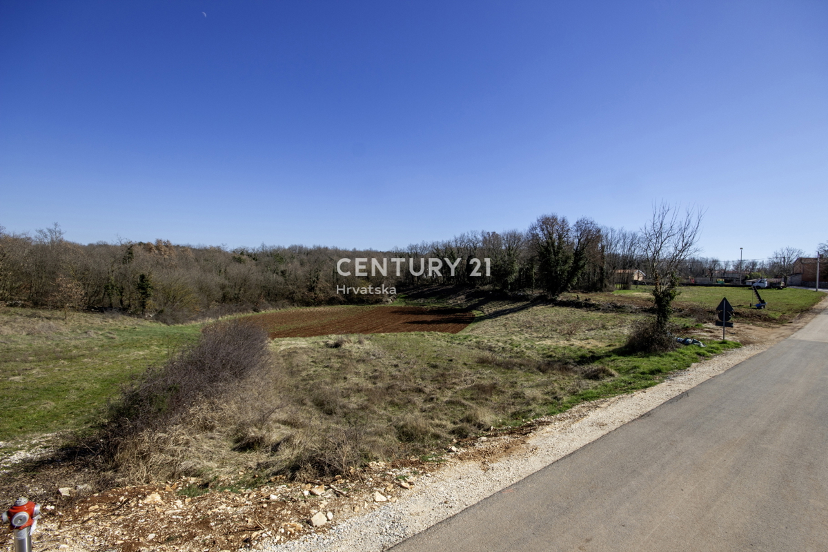 POREČ, 15 KM, GRADBENO ZEMLJIŠČE S PROJEKTOM ZA ČUDOVITO MEDITERANSKO HIŠO