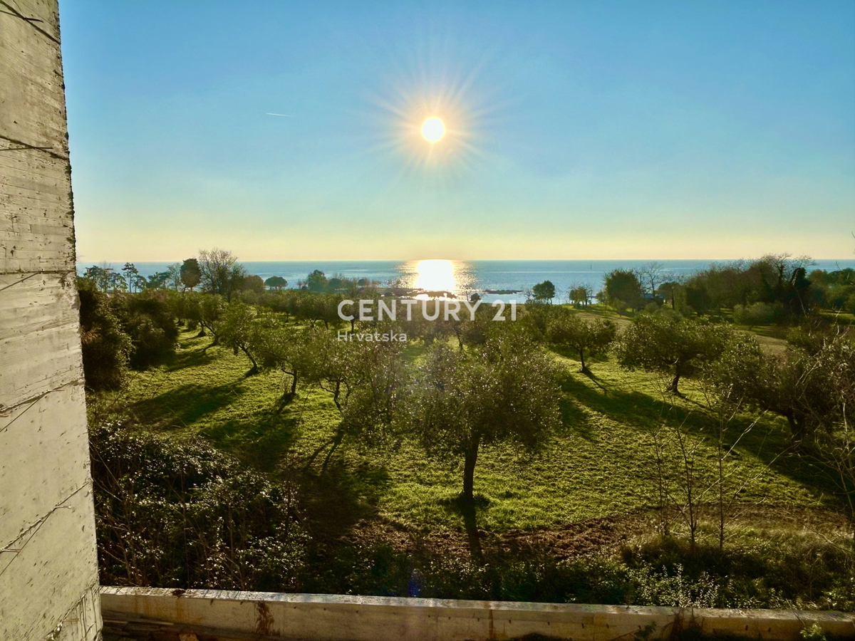 UMAG, DVOSTAMBENA HIŠA LE 150 METROV OD PLAŽE S PANORAMSKIM IN ODPRTIM POGLEDOM NA MORJE