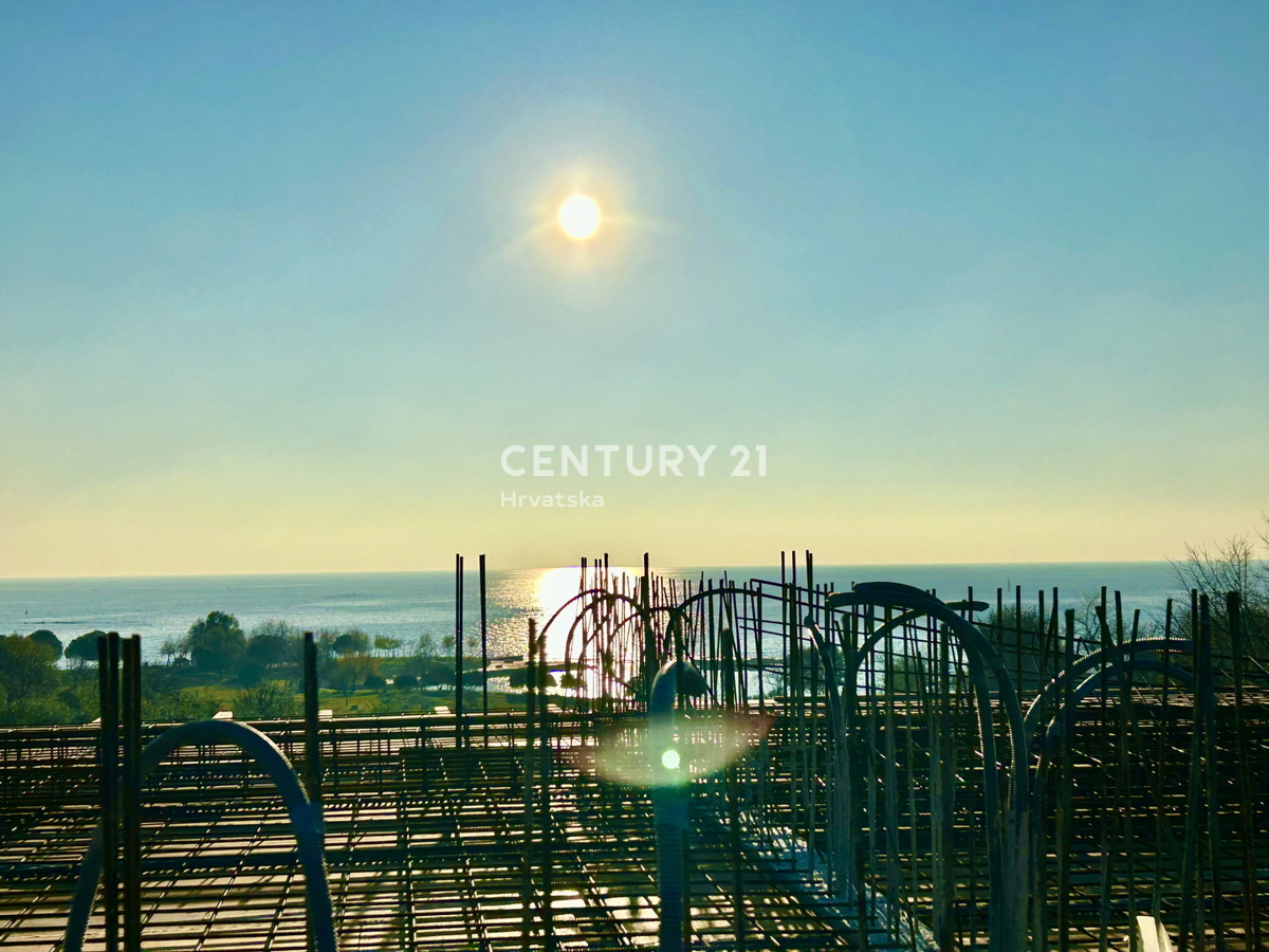 UMAG, DVOSTAMBENA HIŠA LE 150 METROV OD PLAŽE S PANORAMSKIM IN ODPRTIM POGLEDOM NA MORJE