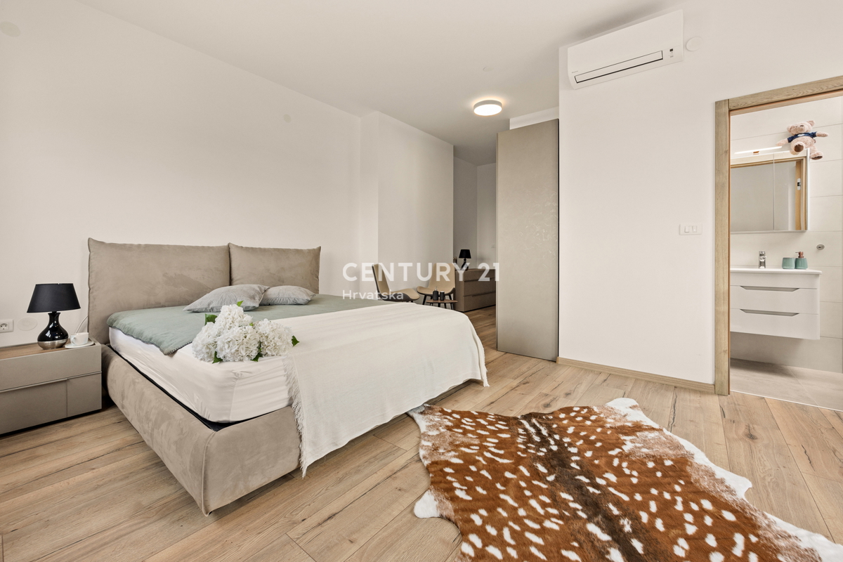 MEDULIN, PROSTO IN LUKSUZNO STANOVANJE S BAZENOM IN POGLEDOM NA MORJE