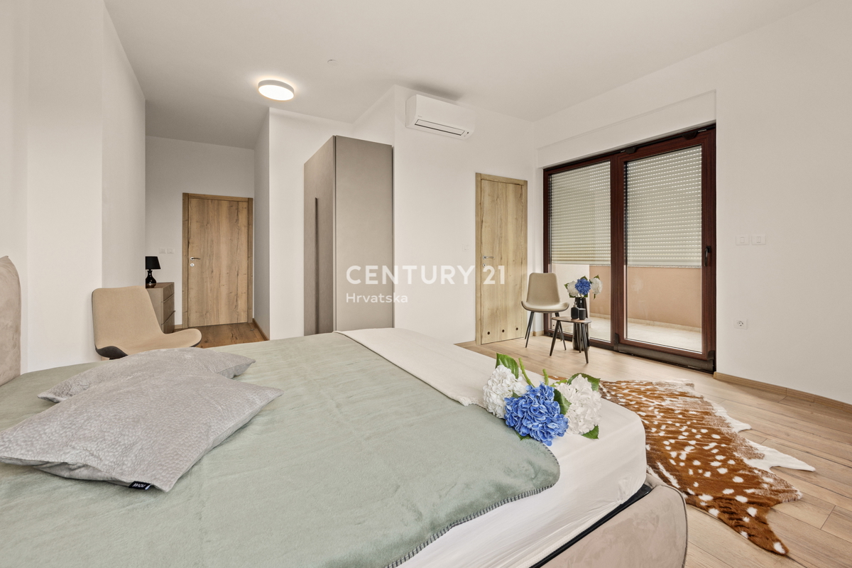 MEDULIN, PROSTO IN LUKSUZNO STANOVANJE S BAZENOM IN POGLEDOM NA MORJE