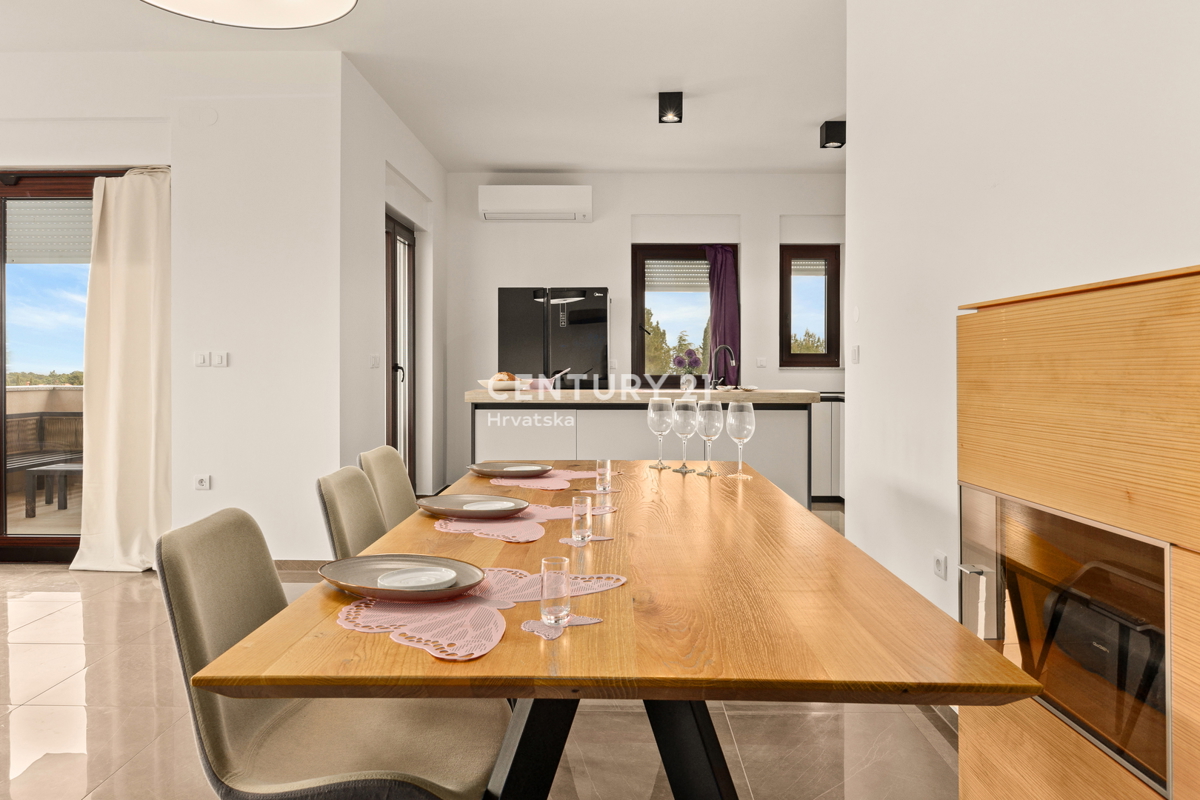 MEDULIN, PROSTO IN LUKSUZNO STANOVANJE S BAZENOM IN POGLEDOM NA MORJE