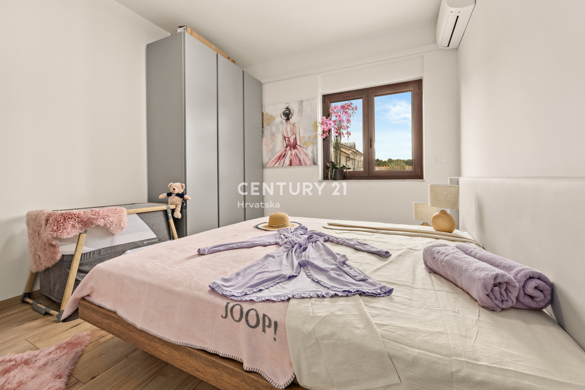 MEDULIN, PROSTO IN LUKSUZNO STANOVANJE S BAZENOM IN POGLEDOM NA MORJE