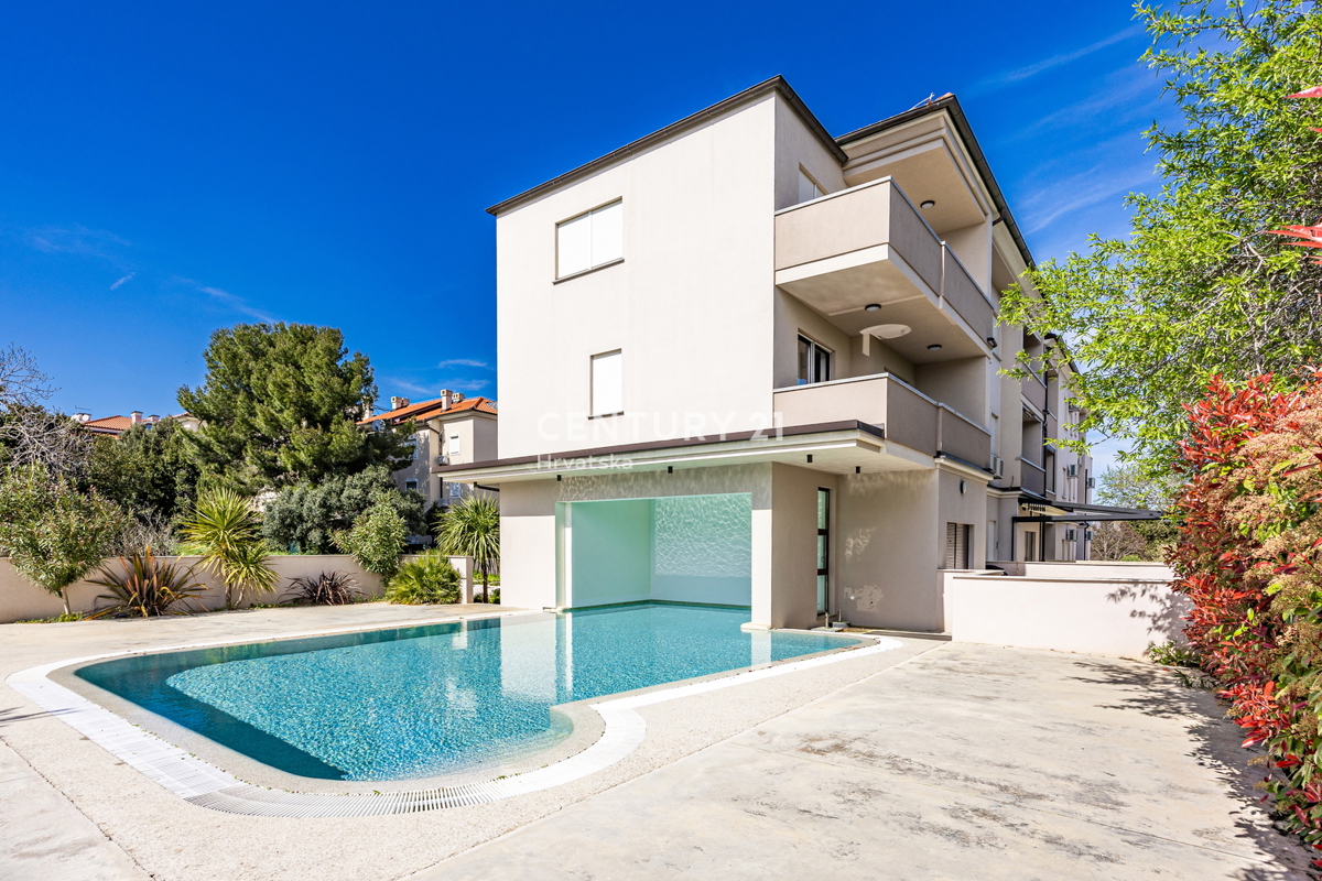 MEDULIN, PROSTO IN LUKSUZNO STANOVANJE S BAZENOM IN POGLEDOM NA MORJE