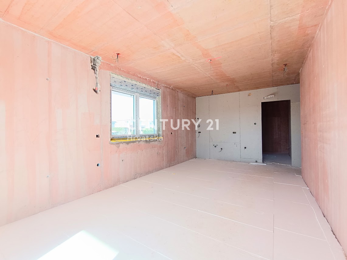 POREČ, PRODAJA SE STANOVANJE S TREMI SPALNICAMI V DRUGEM NADSTROPJU, POGLED NA MORJE, 1500 M OD MORJA