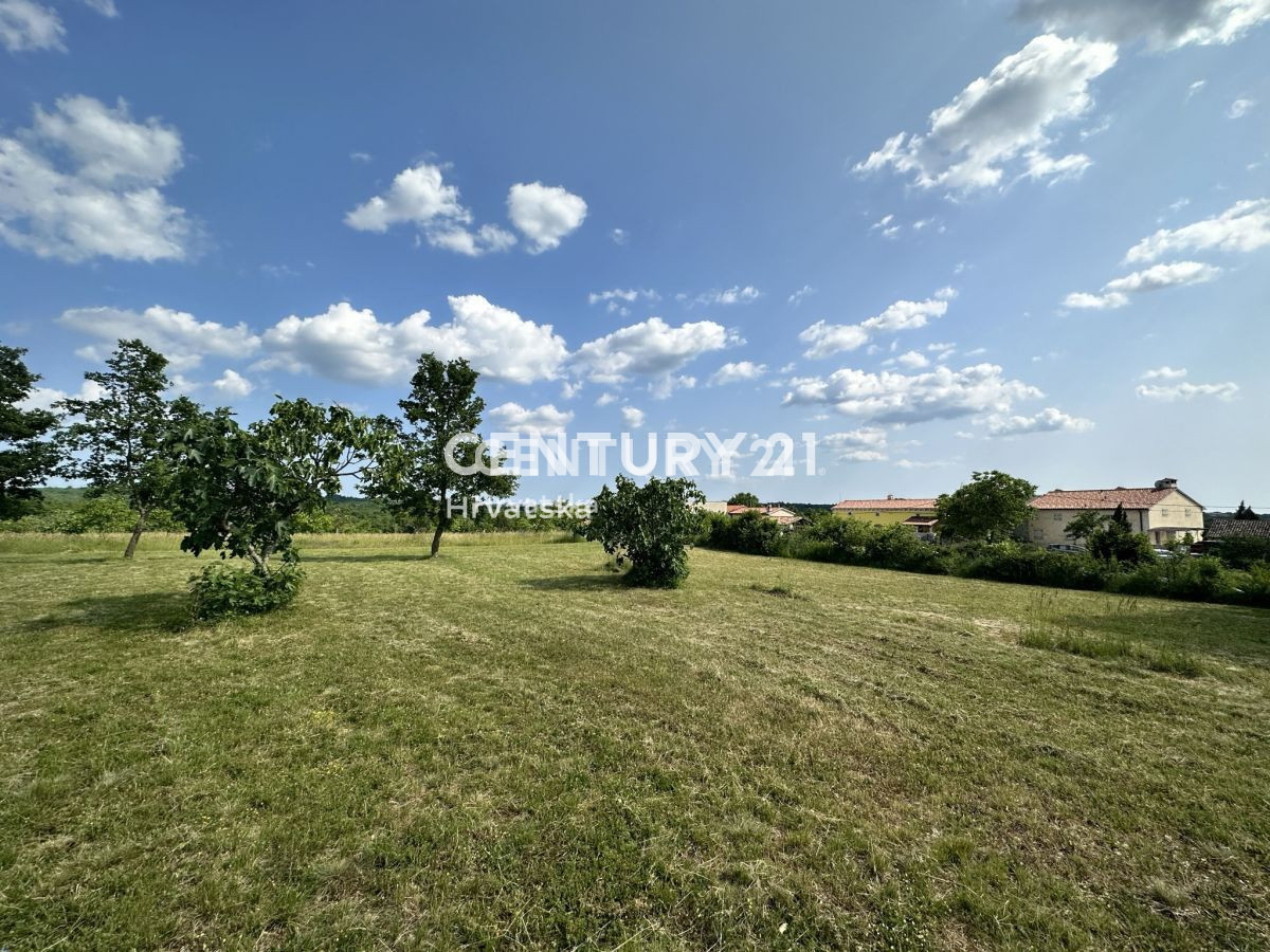 POREČ, VIŠNJAN, GRADBENI ZEMLJIŠČE NA MIRNI LOKACIJI