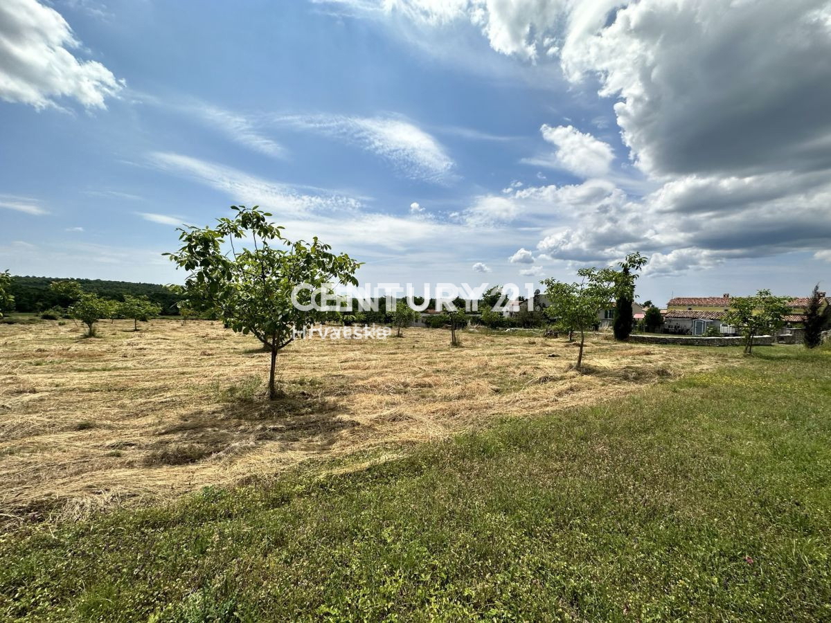 POREČ, VIŠNJAN, GRADBENI ZEMLJIŠČE NA MIRNI LOKACIJI