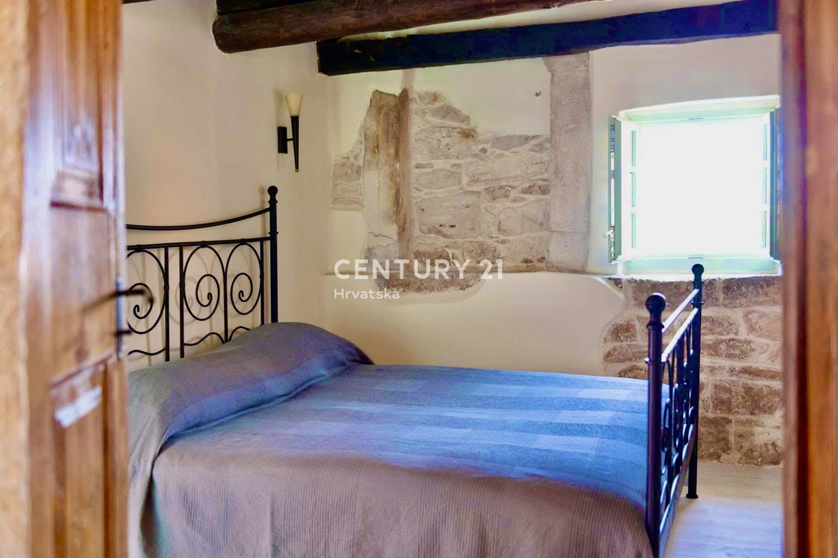 SVETVINČENAT, OKOLICA, ŠARMANTNA RENOVIRANA KAMNITA HIŠA