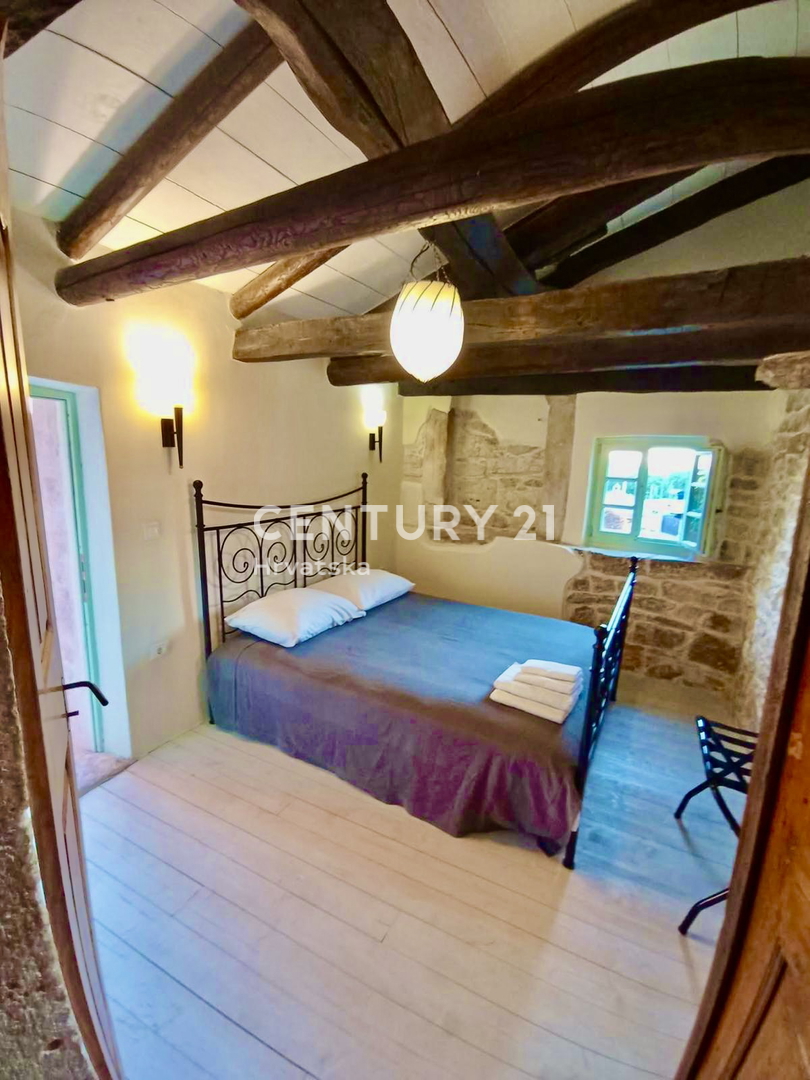 SVETVINČENAT, OKOLICA, ŠARMANTNA RENOVIRANA KAMNITA HIŠA