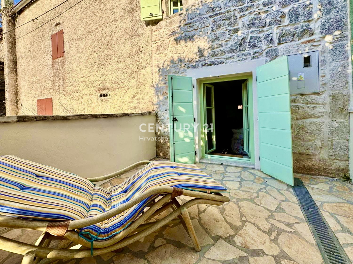 SVETVINČENAT, OKOLICA, ŠARMANTNA RENOVIRANA KAMNITA HIŠA