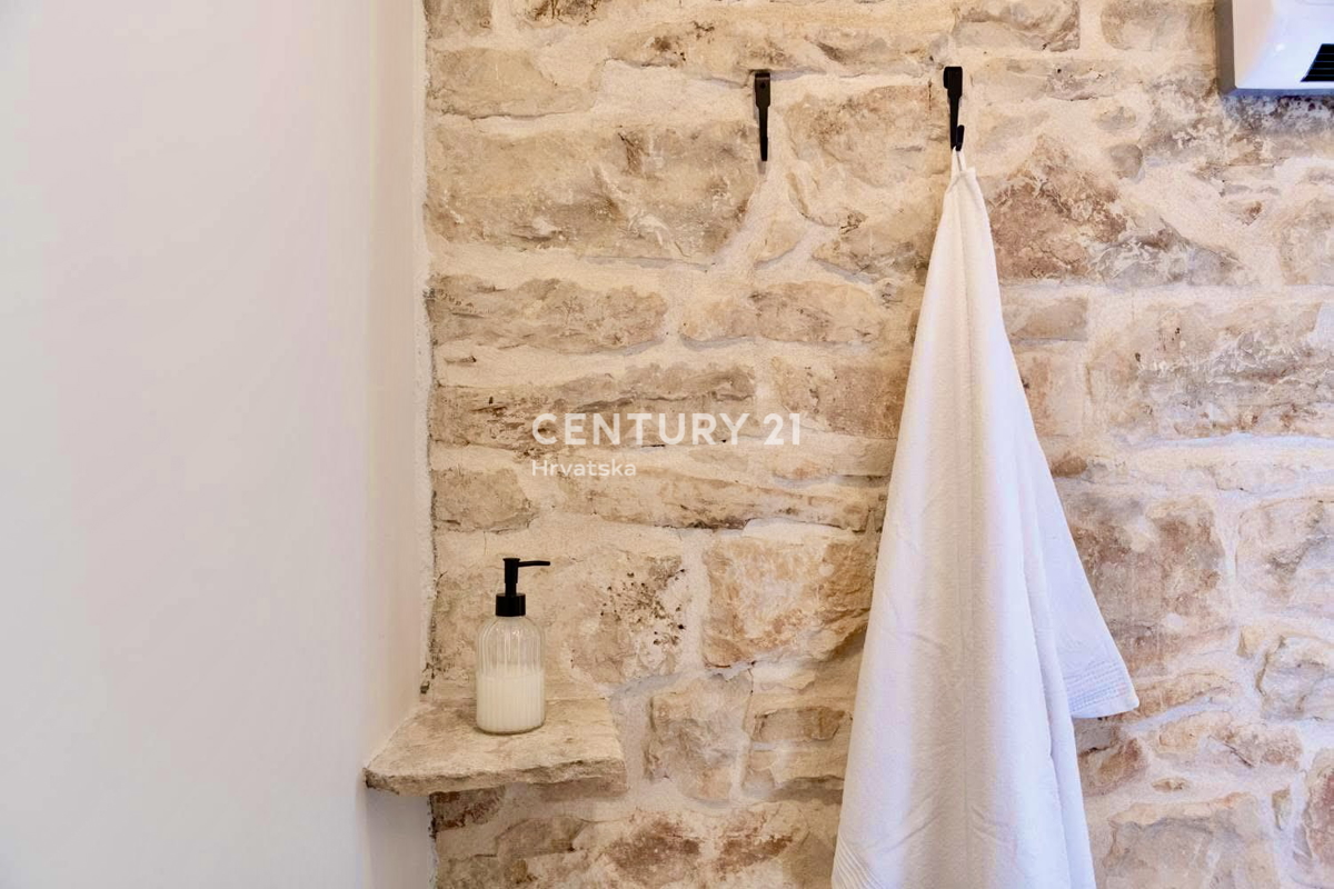 SVETVINČENAT, OKOLICA, ŠARMANTNA RENOVIRANA KAMNITA HIŠA