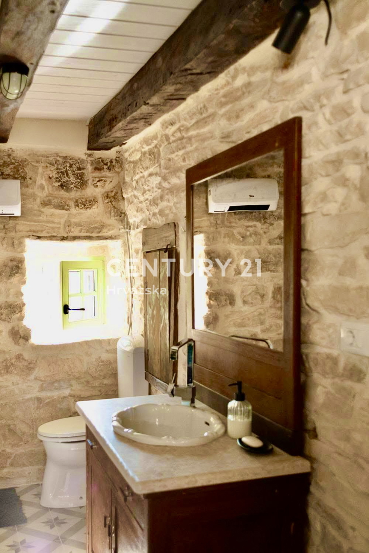 SVETVINČENAT, OKOLICA, ŠARMANTNA RENOVIRANA KAMNITA HIŠA