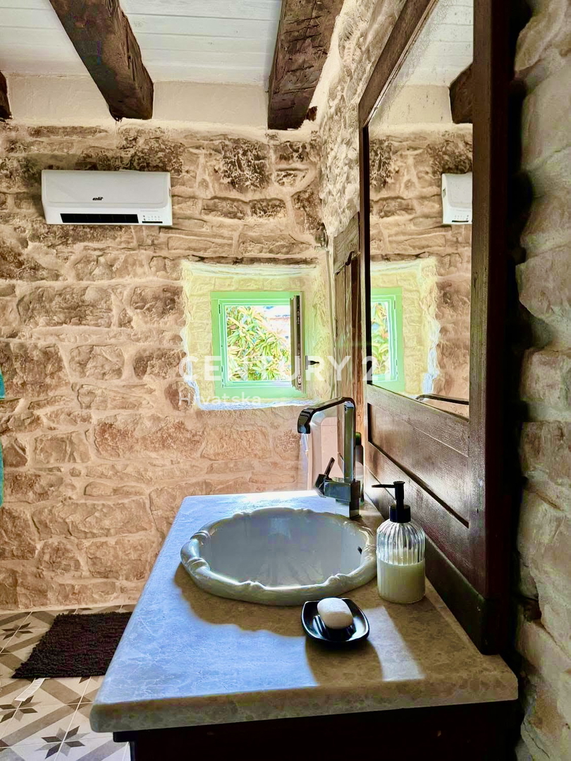 SVETVINČENAT, OKOLICA, ŠARMANTNA RENOVIRANA KAMNITA HIŠA