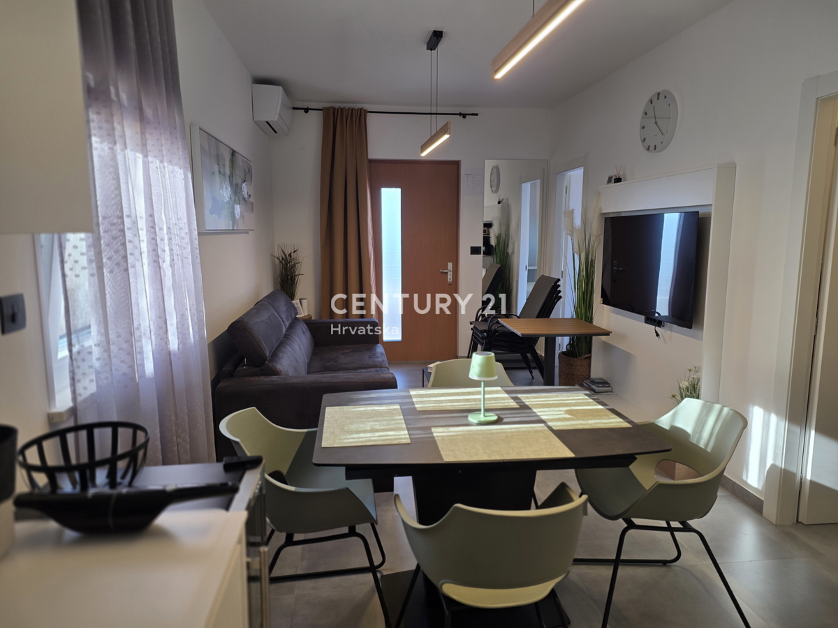 CRIKVENICA, 7 KM, STAN V PRIZEMLJU, NOVOUREJEN IN POPOLNOMA OPREMLJEN, 1 S + DB