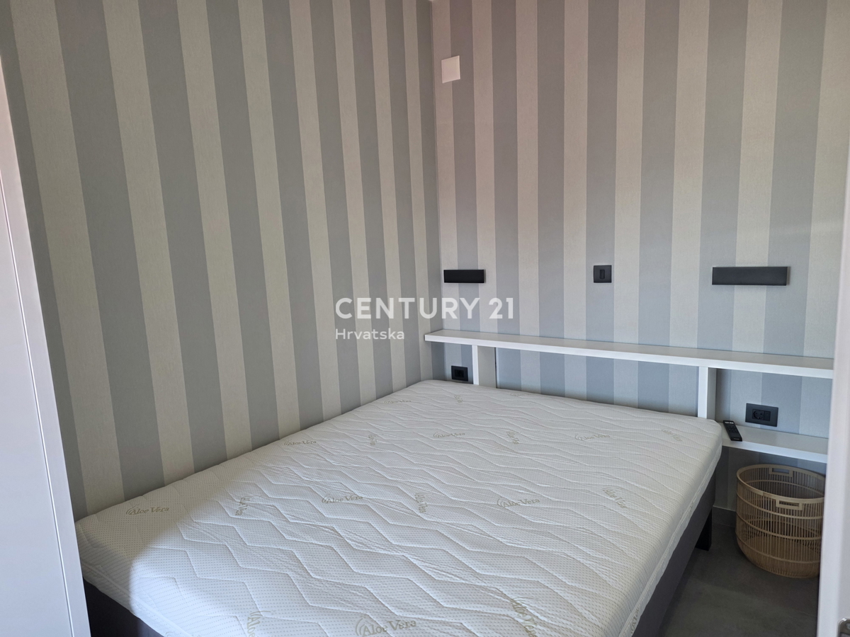 CRIKVENICA, 7 KM, STAN V PRIZEMLJU, NOVOUREJEN IN POPOLNOMA OPREMLJEN, 1 S + DB