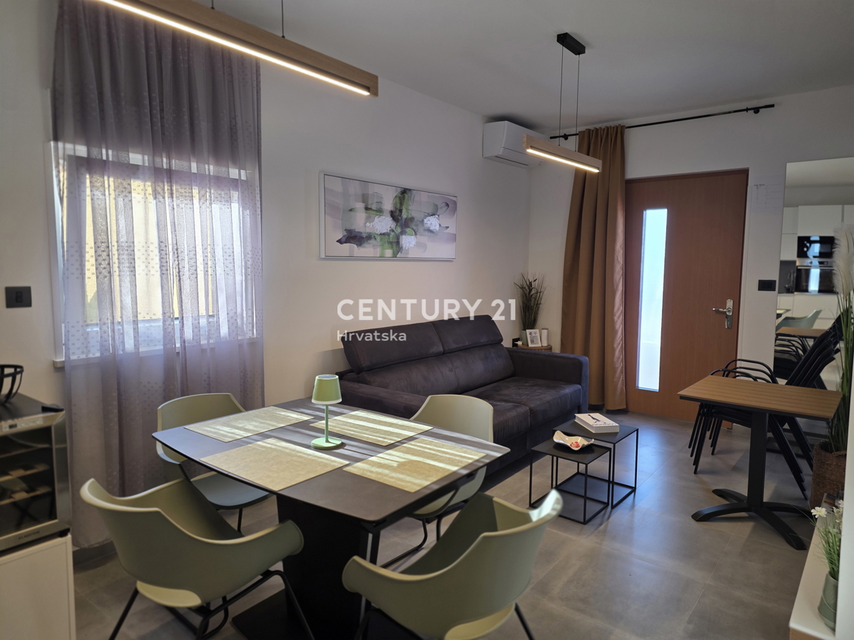 CRIKVENICA, 7 KM, STAN V PRIZEMLJU, NOVOUREJEN IN POPOLNOMA OPREMLJEN, 1 S + DB