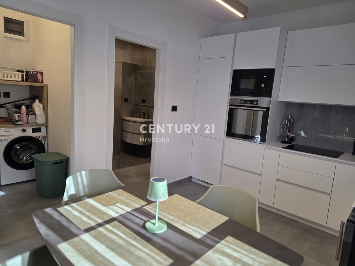 CRIKVENICA, 7 KM, STAN V PRIZEMLJU, NOVOUREJEN IN POPOLNOMA OPREMLJEN, 1 S + DB