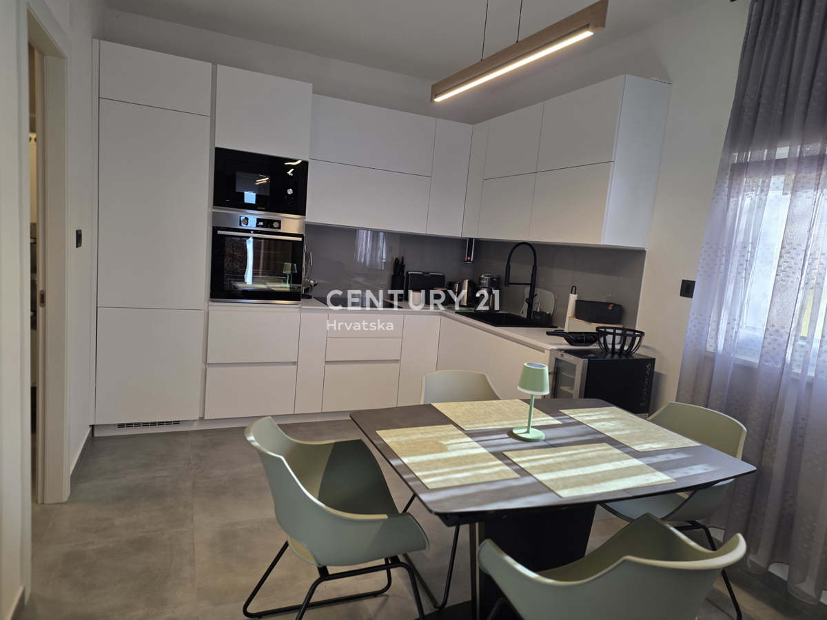 CRIKVENICA, 7 KM, STAN V PRIZEMLJU, NOVOUREJEN IN POPOLNOMA OPREMLJEN, 1 S + DB