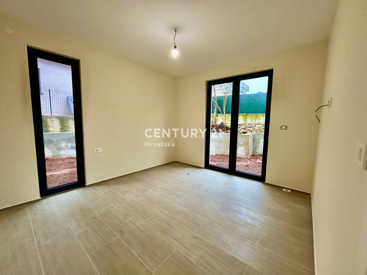 MEDULIN, NOV DVOSOBEN STAN V PRIZEMLJU Z VRTOM