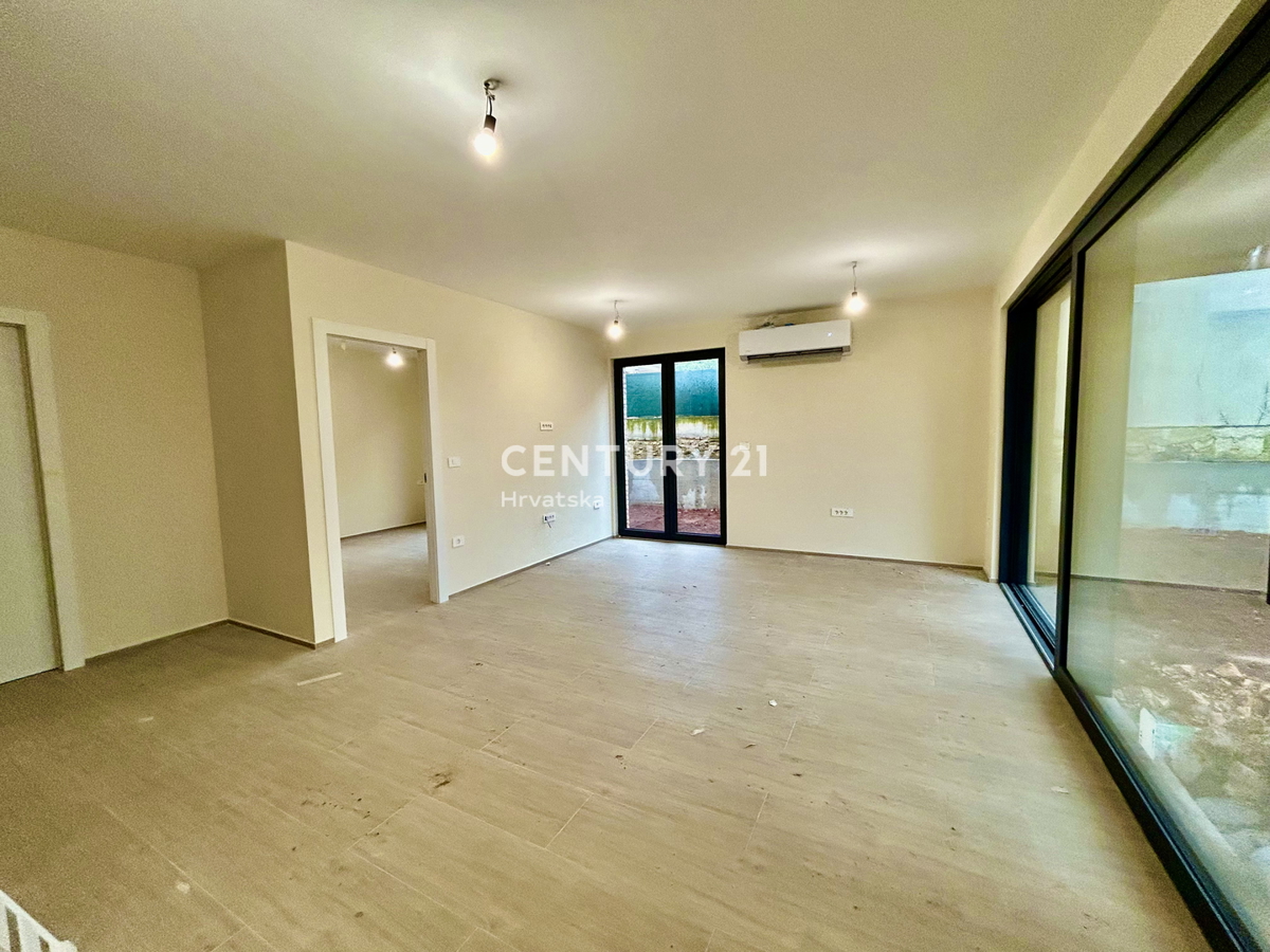 MEDULIN, NOV DVOSOBEN STAN V PRIZEMLJU Z VRTOM