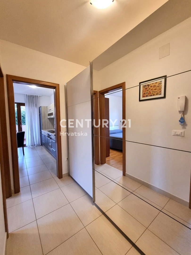 NOVIGRAD, STANOVANJE V PRIZEMLJU, ENA SPALNICA, 900 M OD MORJA