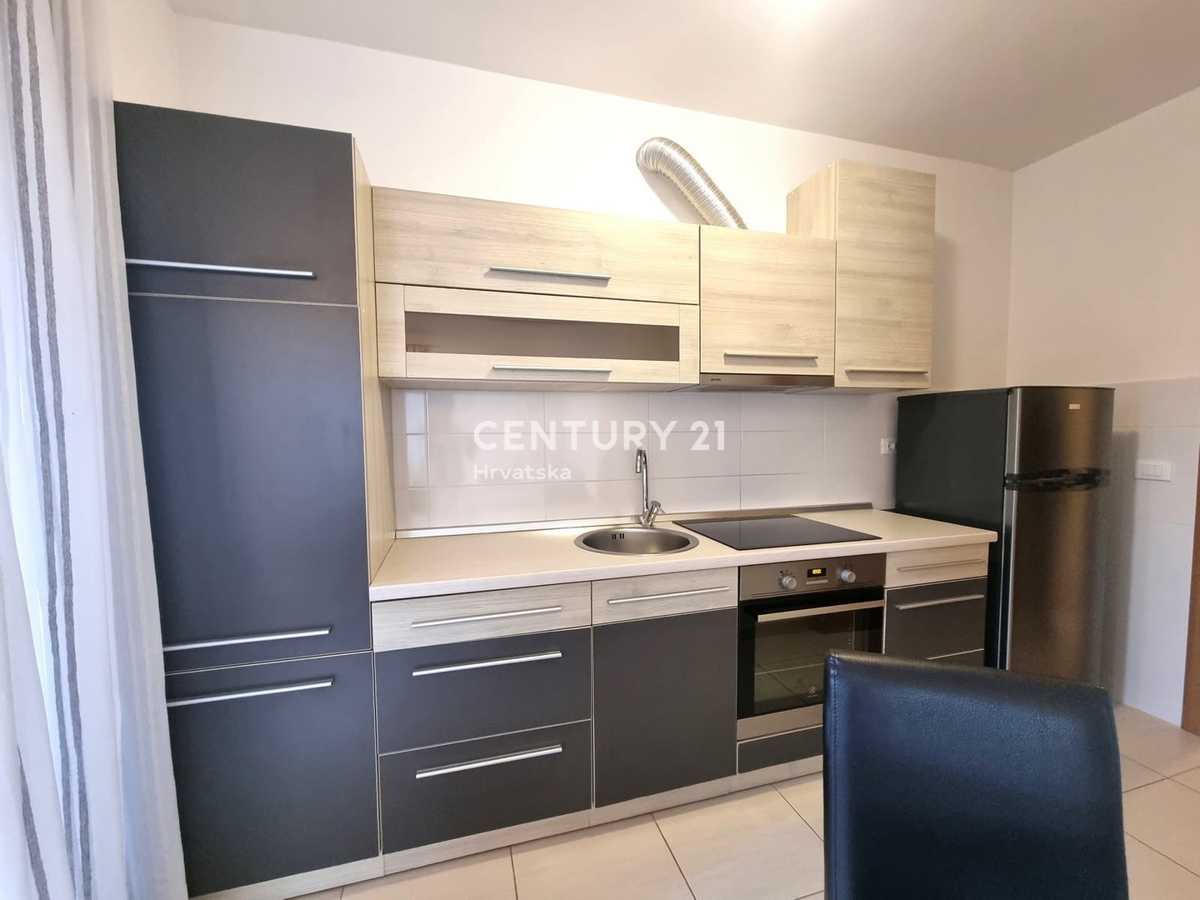 NOVIGRAD, STANOVANJE V PRIZEMLJU, ENA SPALNICA, 900 M OD MORJA