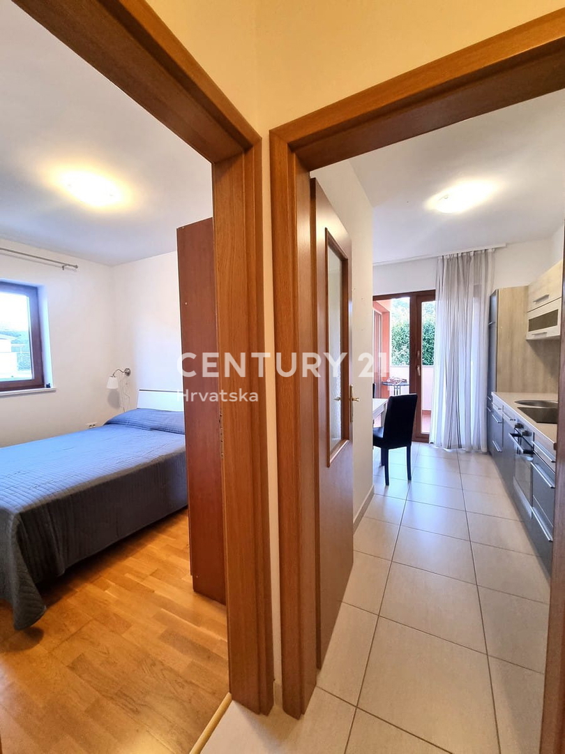 NOVIGRAD, STANOVANJE V PRIZEMLJU, ENA SPALNICA, 900 M OD MORJA