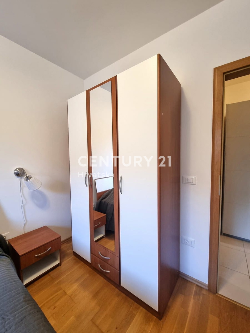 NOVIGRAD, STANOVANJE V PRIZEMLJU, ENA SPALNICA, 900 M OD MORJA