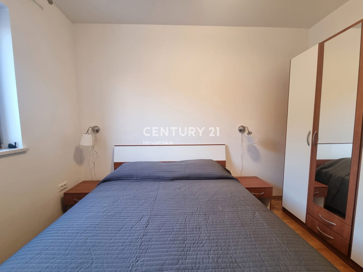 NOVIGRAD, STANOVANJE V PRIZEMLJU, ENA SPALNICA, 900 M OD MORJA