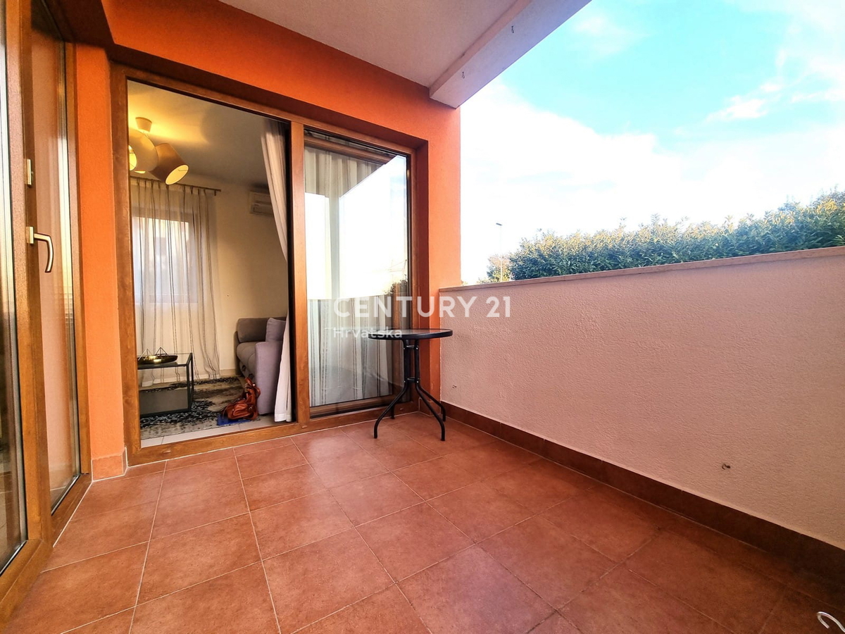 NOVIGRAD, STANOVANJE V PRIZEMLJU, ENA SPALNICA, 900 M OD MORJA