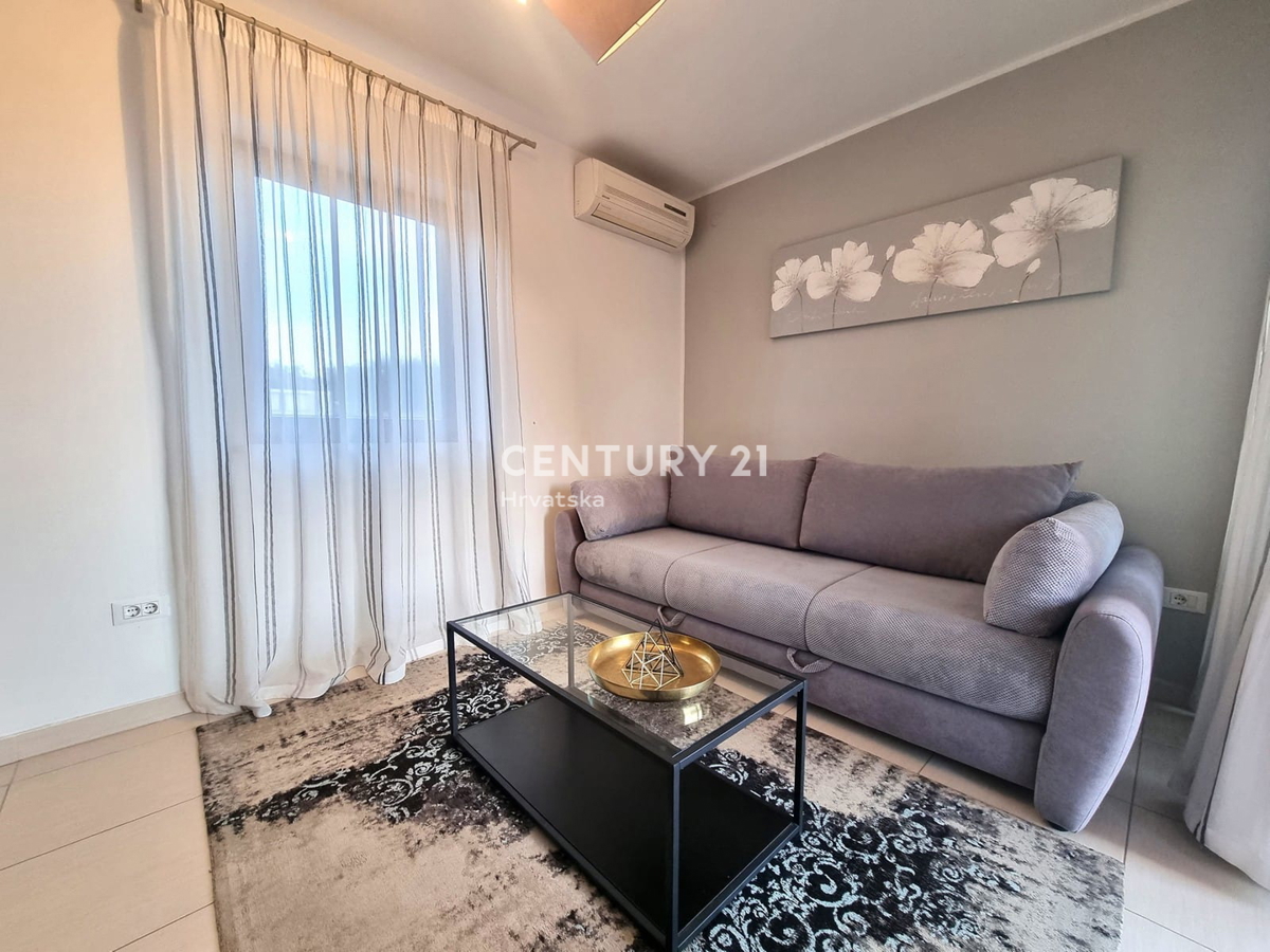 NOVIGRAD, STANOVANJE V PRIZEMLJU, ENA SPALNICA, 900 M OD MORJA