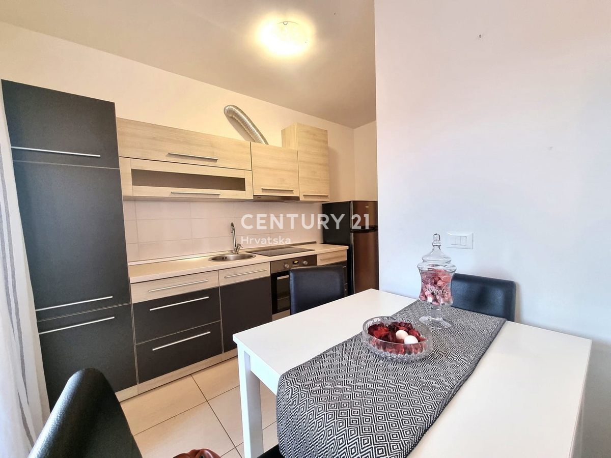 NOVIGRAD, STANOVANJE V PRIZEMLJU, ENA SPALNICA, 900 M OD MORJA