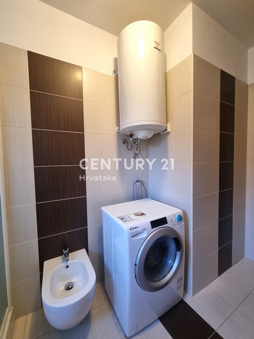 NOVIGRAD, STANOVANJE V PRIZEMLJU, ENA SPALNICA, 900 M OD MORJA