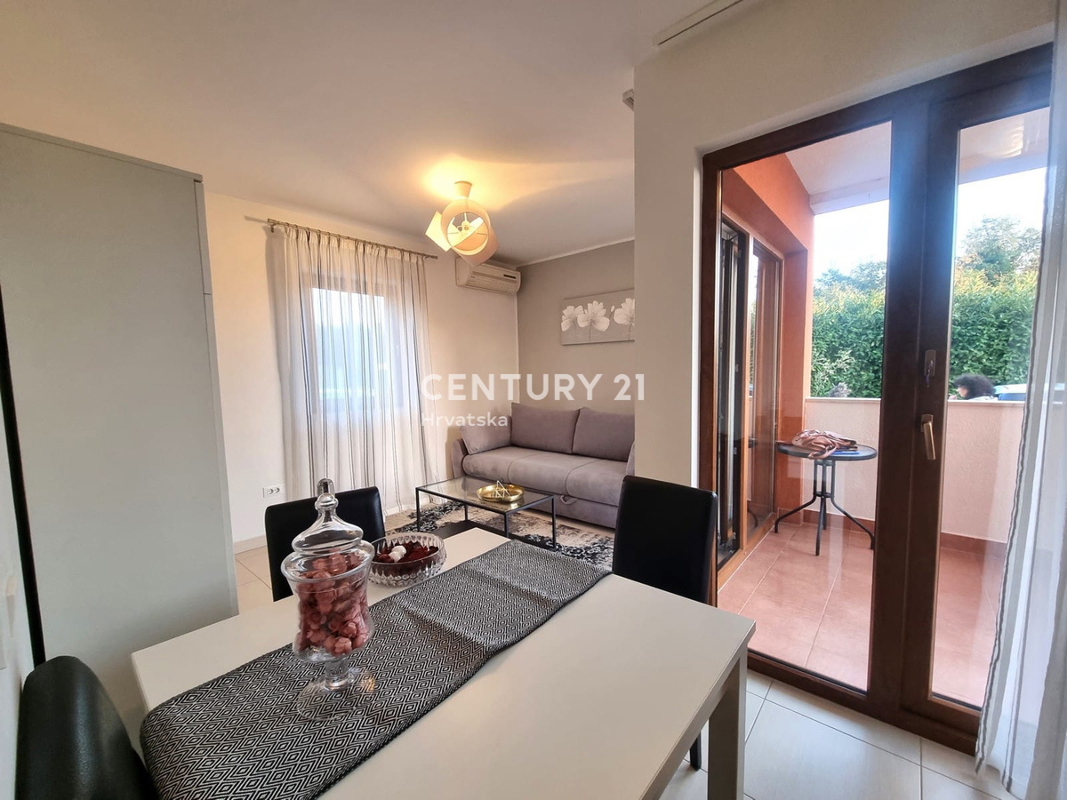 NOVIGRAD, STANOVANJE V PRIZEMLJU, ENA SPALNICA, 900 M OD MORJA