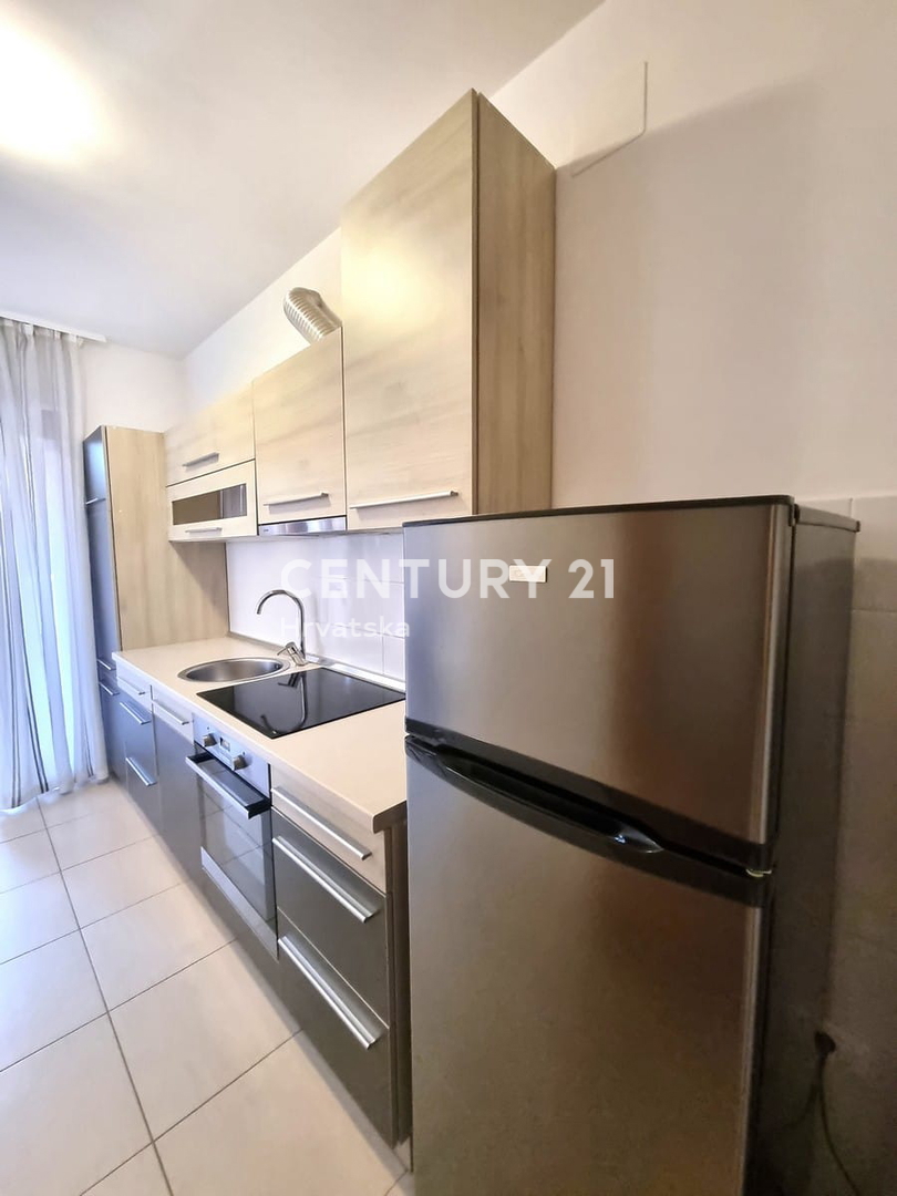 NOVIGRAD, STANOVANJE V PRIZEMLJU, ENA SPALNICA, 900 M OD MORJA