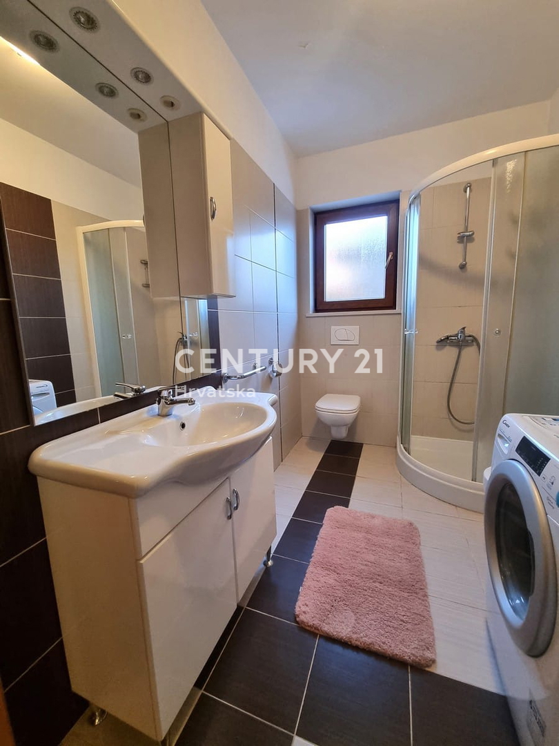 NOVIGRAD, STANOVANJE V PRIZEMLJU, ENA SPALNICA, 900 M OD MORJA