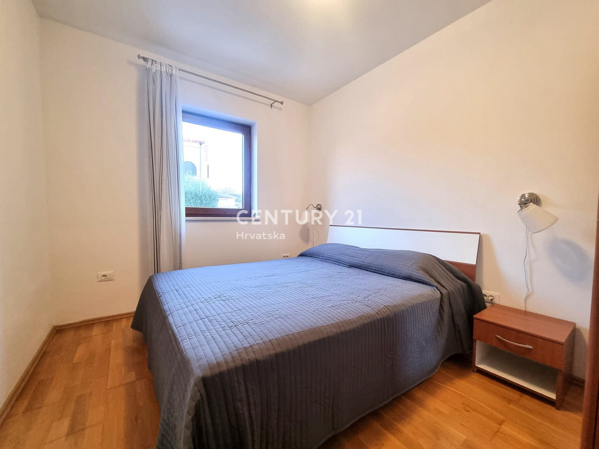 NOVIGRAD, STANOVANJE V PRIZEMLJU, ENA SPALNICA, 900 M OD MORJA