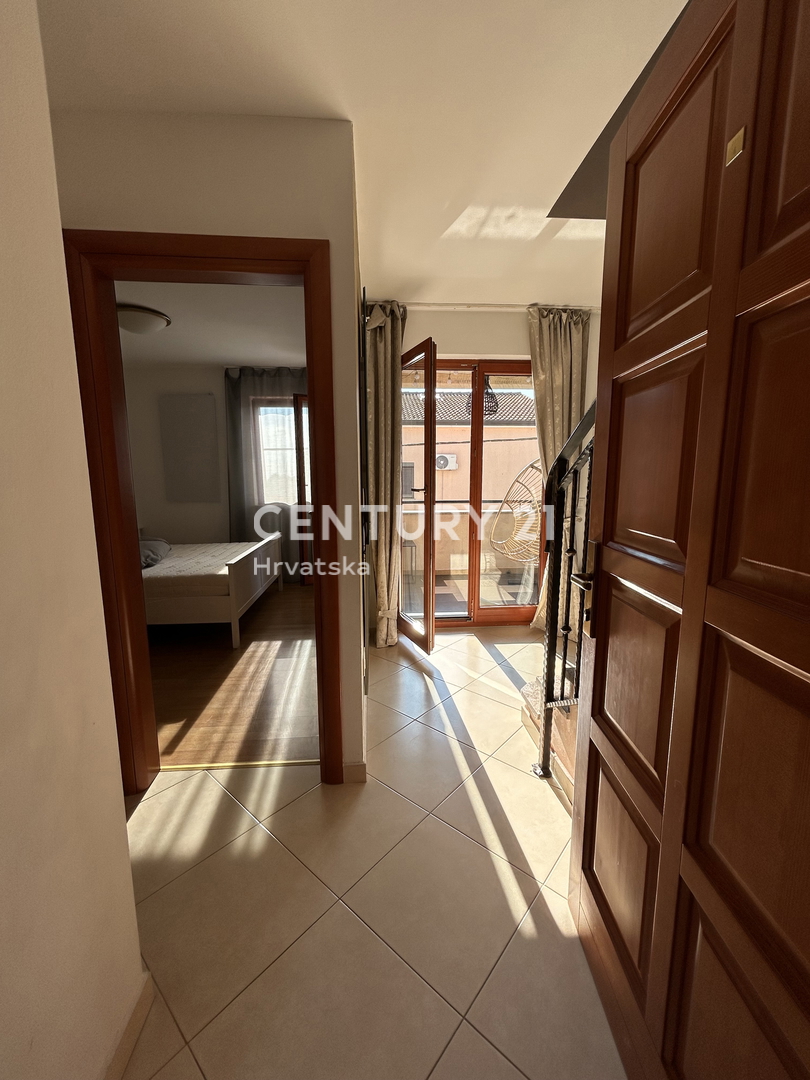 NOVIGRAD, OKOLICA, FANTASTIČNO STANOVANJE LE 4 KM OD NOVIGRADA