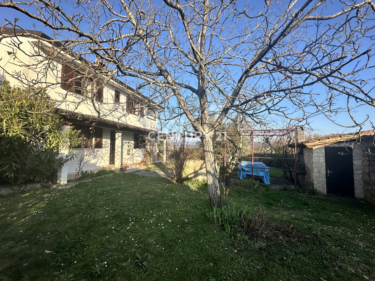 ISTRA, SOVINJAK, HIŠA z lepo vrtno površino in čudovitim razgledom