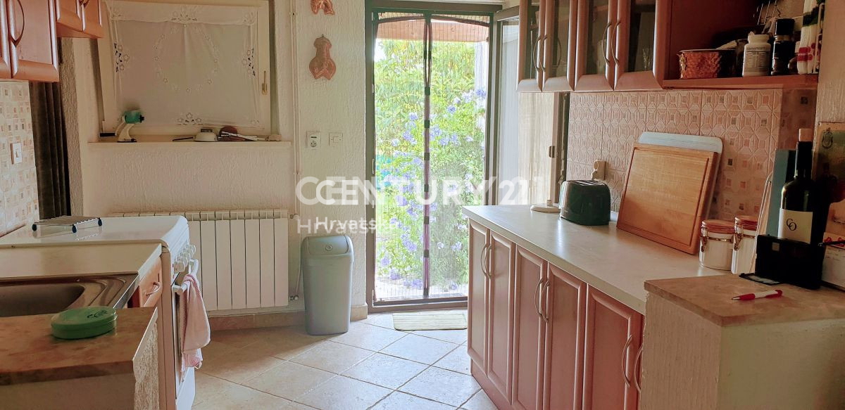 ISTRA, SOVINJAK, HIŠA z lepo vrtno površino in čudovitim razgledom