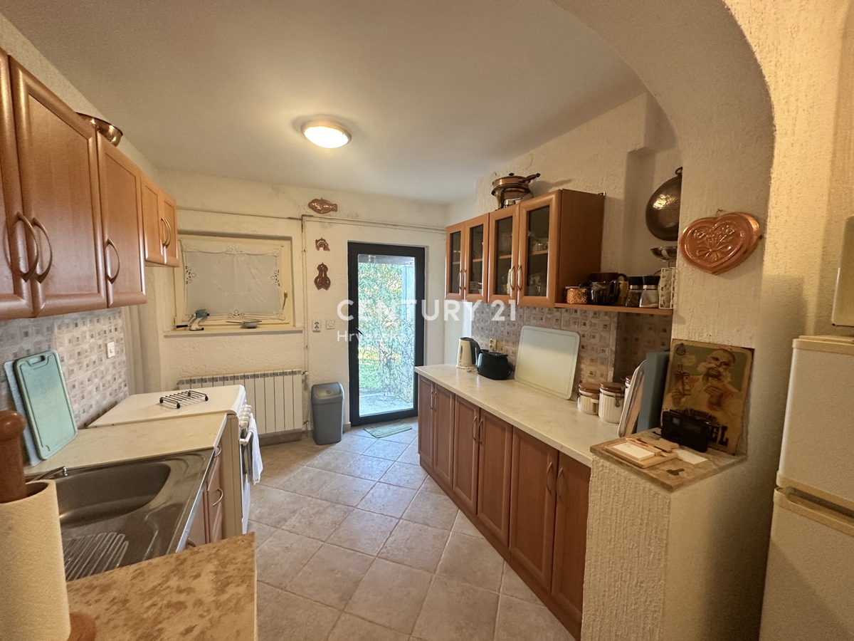 ISTRA, SOVINJAK, HIŠA z lepo vrtno površino in čudovitim razgledom