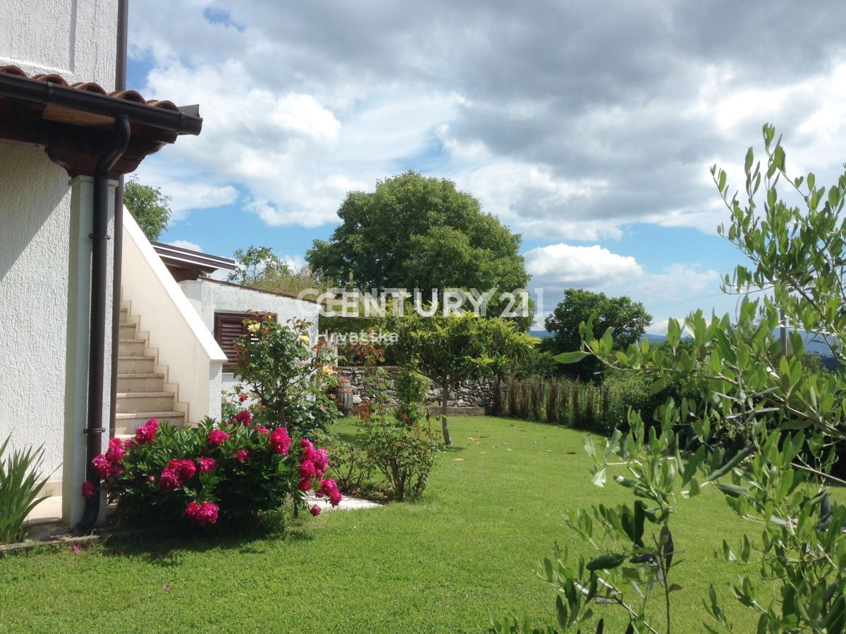 ISTRA, SOVINJAK, HIŠA z lepo vrtno površino in čudovitim razgledom