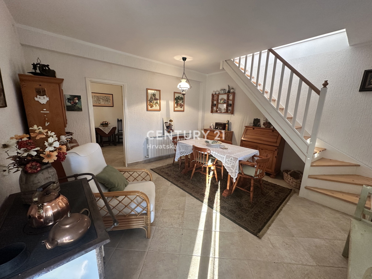 ISTRA, SOVINJAK, HIŠA z lepo vrtno površino in čudovitim razgledom