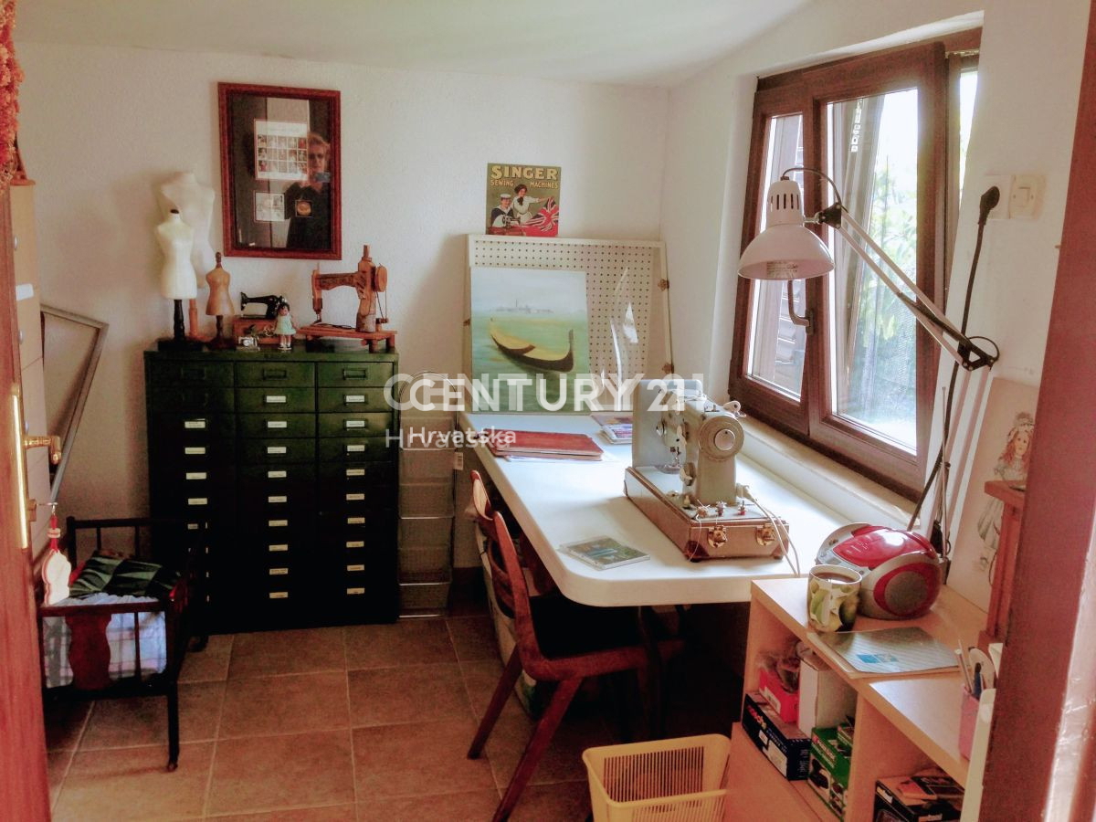 ISTRA, SOVINJAK, HIŠA z lepo vrtno površino in čudovitim razgledom