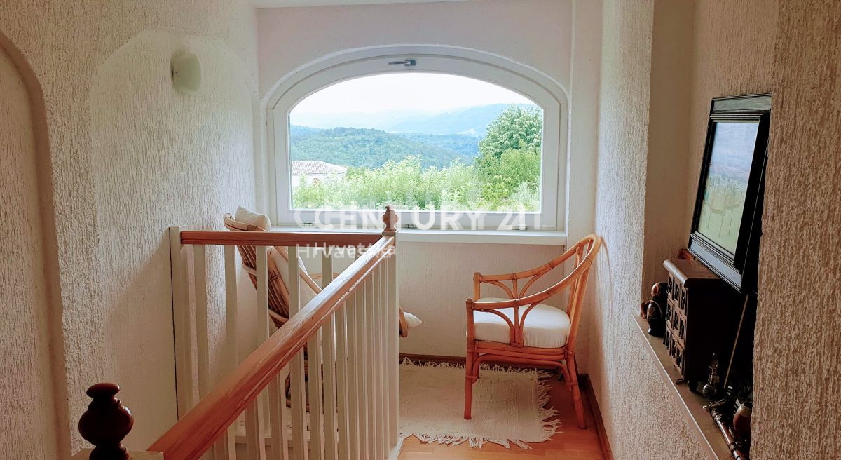 ISTRA, SOVINJAK, HIŠA z lepo vrtno površino in čudovitim razgledom