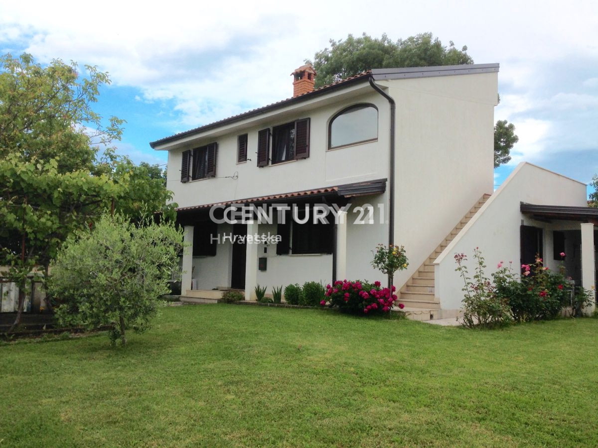 ISTRA, SOVINJAK, HIŠA z lepo vrtno površino in čudovitim razgledom